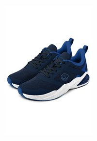 Blaue Sportschuhe mit einem Obermaterial aus Mesh und einer Gummisohle, die dunkelblaue Akzente, strukturierte Muster und ein auffälliges Logo an der Seite aufweisen.