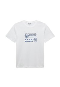 Camiseta blanca de algodón con texto y gráficos azules de cabezas de perro. El texto dice: "La lealtad de un perro es inigualable. Sin límites. Abraza cada cola que mueve y atesora cada momento."
