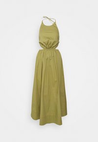 Robe maxi vert olive sans manches avec lien à nouer au cou, taille élastiquée froncée et jupe fluide sur fond blanc uni.