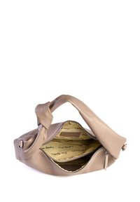 Borsa a tracolla in pelle beige con manico annodato, cerniera aperta che mostra l'interno beige foderato con loghi "Pierre Cardin".