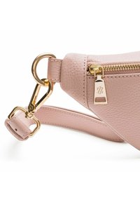 Helle rosa Ledertasche mit strukturierter Oberfläche, ausgestattet mit einem goldenen Reißverschluss, Hardware-Details und einem abnehmbaren Trageriemen.