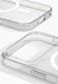 Klare Kunststoff-Handyhülle mit abgerundeten Kanten, die präzise Aussparungen für Tasten und Anschlüsse zeigt, mit glatter Textur und minimalem Branding.