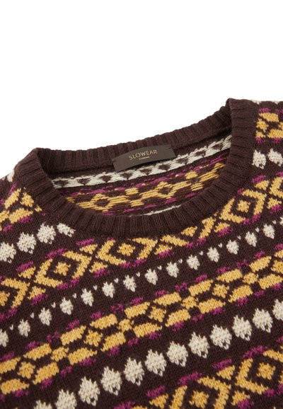 Brauner Strickpullover mit geometrischem Muster in Creme, Gelb und Pink. Er hat einen runden Ausschnitt und gerippte Bündchen sowie Saum. Markenlabel sichtbar.