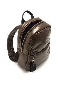 Zaino imbottito marrone con due scomparti con zip dorate, superficie texture e spallacci neri regolabili. Presenta una maniglia superiore per il trasporto.