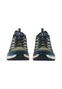 Paar grüne und marineblaue Wanderschuhe mit schwarzen Schnürsenkeln und hellgrauen Sohlen, von vorne auf weißem Hintergrund gesehen.