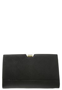 Svart faux läderkuvert med en strukturerad yta, rektangulär form, guldfärgad hårdvaruspänne och en subtil sömdetalj vid basen.
