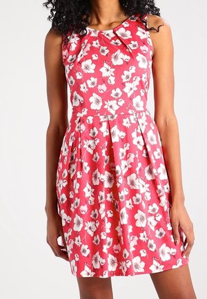 Vestido floral en rosa con patrones de hibisco blanco. Corte en A, diseño sin mangas y cuello redondo con falda plisada.