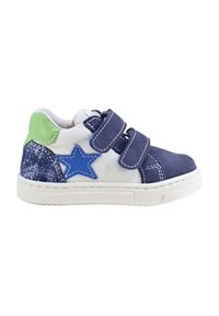 Sneakers in blu e navy con chiusura velcro, su una base bianca, caratterizzati da un accento verde, un dettaglio a stella blu e un design texturizzato di lato.
