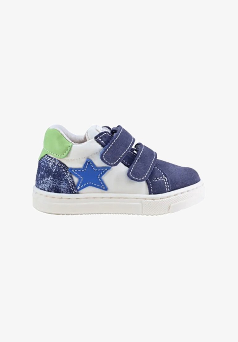 Sneakers in blu e navy con chiusura velcro, su una base bianca, caratterizzati da un accento verde, un dettaglio a stella blu e un design texturizzato di lato.