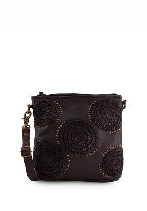 Ciemnobrązowa skórzana torba na ramię z pięcioma okrągłymi plecionymi wzorami i małymi metalowymi ćwiekami, z odpinanym paskiem z mosiężnymi elementami.