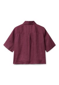 Camicia in lino a maniche corte di colore viola scuro con piega centrale sul retro e vestibilità rilassata, su sfondo bianco.
