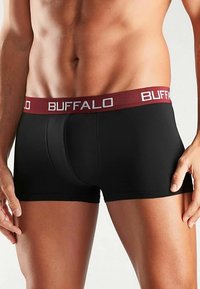 Zwarte boxershorts met een bordeauxrode tailleband met het opschrift "BUFFALO." Heeft een nauwsluitend ontwerp en een gladde stoftextuur.