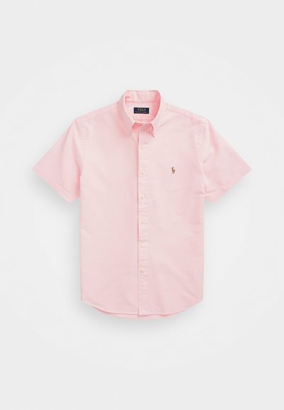 Ροζ κοντομάνικο πουκάμισο με κουμπιά, κατασκευασμένο από βαμβάκι, που διαθέτει κλασικό γιακά και μικρό κεντημένο λογότυπο στο αριστερό στήθος.