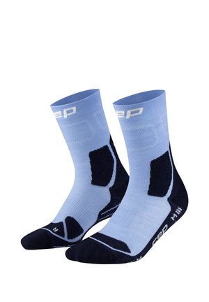 Paar sportliche Knöchelsocken in Hellblau und Schwarz mit verstärkten Fersen- und Zehenbereichen auf weißem Hintergrund.