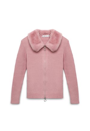 Cardigan rosa a coste con maniche lunghe, collo in pelliccia soffice e zip frontale con tiretti circolari.