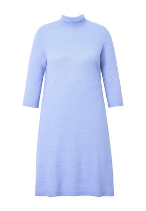 Vestido de punto azul claro con cuello alto, mangas tres cuartos y una silueta relajada. Textura suave y detalle de cuello acanalado.