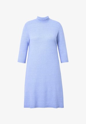 Helles blaues Strickkleid mit hohem Kragen, Dreiviertelärmeln und entspannter Silhouette. Weiche Textur und gerippte Kragen Details.