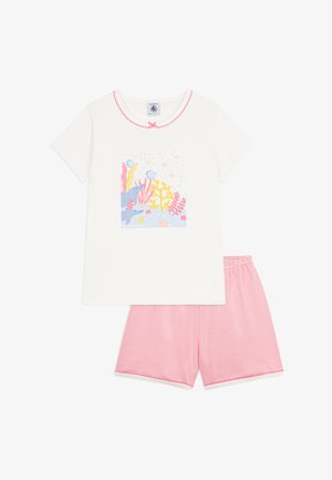 Weißes kurzärmliges Oberteil mit pinkfarbenem, gewelltem Ausschnitt und ozean-inspiriertem Druck, kombiniert mit pink-weiß gestreiften Shorts mit elastischem Bund.