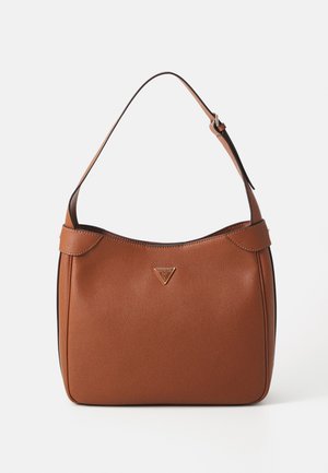 Braune Leder-Schultertasche mit glatter Textur, geschwungenem Formen und einem dreieckigen, geprägten Logo. Verstellbarer Riemen für Vielseitigkeit.