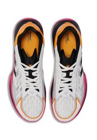 Scarpe da atletica bianche con un design in rete, accenti neri e dettagli bright arancioni e rosa sulla suola e sui lati. Lacci bianchi e fodera interna.