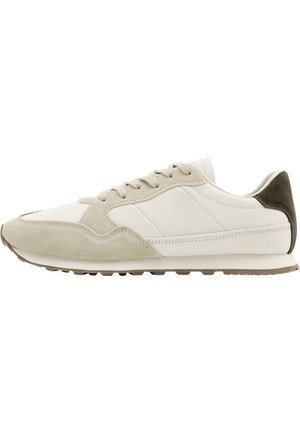 Lavprofilsneaker i beige og offwhite læder med ruskindsdetaljer, snørelukning foran og brun ruskindshælpløk på en rillede gummisål.