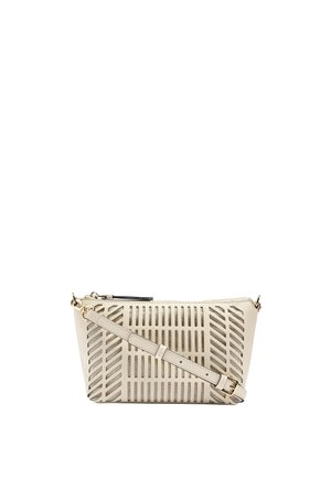 Kremowa torba na ramię z regulowanym paskiem i geometrycznym wzorem wycięć ukazującym kontrastujące ciemne wnętrze.