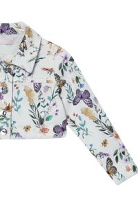 Giacca in denim bianco con stampa floreale e farfalle in vari colori. Ha un colletto classico, maniche lunghe e bottoni argentati.