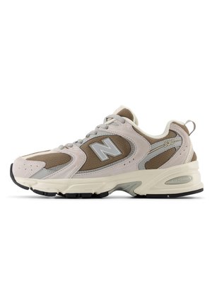 Zapatilla New Balance 530 en beige y marrón con parte superior de malla y ante, suela acolchada, cierre de cordones y suela de goma, mostrada de lado.