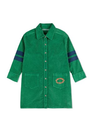 Robe chemise en velours côtelé vert avec deux poches avant, une fermeture à boutons et des accents rayés bleu marine sur les manches. Détail du logo brodé.