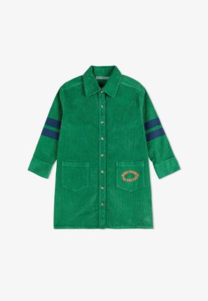 Vestido de camisa de pana verde con dos bolsillos frontales, diseño de botones y detalles de rayas marinas en las mangas. Detalle del logo bordado.
