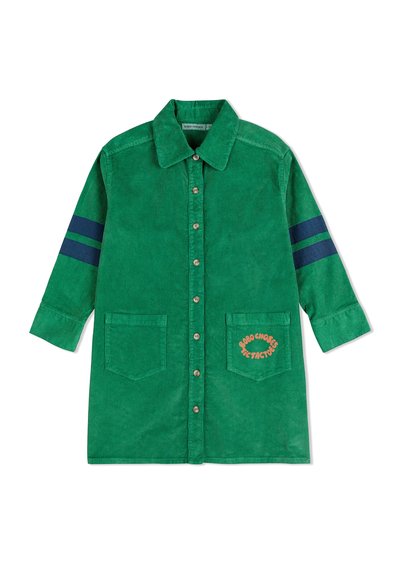 Grünes Kordhemd-Kleid mit zwei Fronttaschen, einem Knopfverschluss und dunkelblauen gestreiften Akzenten an den Ärmeln. Besticktes Logodetail.