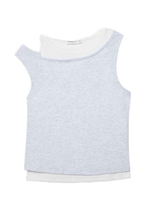 Due canottiere senza maniche, una azzurro chiaro mélange sovrapposta a una bianca, entrambe con scollatura tonda, disposte in piano su sfondo bianco.