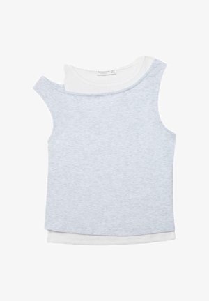 Due canottiere senza maniche, una azzurro chiaro mélange sovrapposta a una bianca, entrambe con scollatura tonda, disposte in piano su sfondo bianco.