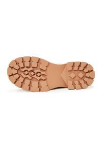 Gumowa podeszwa w jasnobrązowym kolorze, z głębokim bieżnikiem zapewniającym przyczepność, płaskim kształtem i szerokim obcasem dla stabilności.