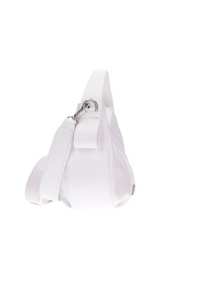 Borsa a tracolla sintetica bianca con forma arrotondata, tracolla regolabile e dettagli in metallo argentato. Texture liscia senza motivi visibili.