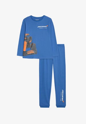 Conjunto de pijama de algodón azul que incluye una camiseta de manga larga con un gráfico naranja de un coche de carreras y un logo, combinado con pantalones de cintura elástica azul sólido.