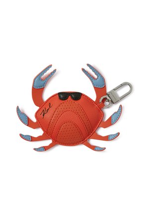 Czerwono-niebieska skórzana brelok w kształcie kraba z detalem okularów przeciwsłonecznych i przypięciem z srebrnego metalu.