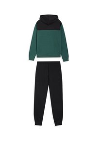 Sudadera con capucha en verde oscuro y negro con diseño de bloques de color contrastantes, combinada con pantalones deportivos negros. Ambos hechos de tela suave.