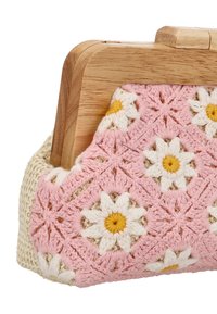 Horgolt borítéktáska rózsaszín és fehér virágmintával, fából készült kapoccsal. Az anyaga puha, alakja szabályos.