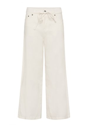 Baltos plačios kelnės su priekinėmis kišenėmis ir raišteliu juosmenyje, su sagomis ir diržo kilpomis.