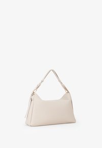 Borsa a tracolla in pelle beige chiaro con forma strutturata, manico singolo e accessori in tonalità oro. Texture liscia e design minimalista.