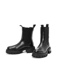 Botas de tobillo de cuero negro con paneles elásticos en los lados, lengüetas de tiro, suelas de goma gruesas y un acabado suave. Diseñadas para la durabilidad y el estilo.