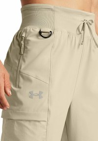 Under Armour RUN - Teplákové kalhoty - khaki base