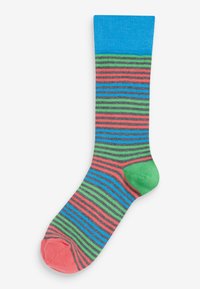 Bunte Socke mit horizontalen Streifen in Blau, Grün, Rot und Grau, mit einem einfarbigen blauen Bündchen und einer grünen Ferse.