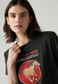 Levi's® GRAPHIC BOXY SINCE - Camiseta estampada - black