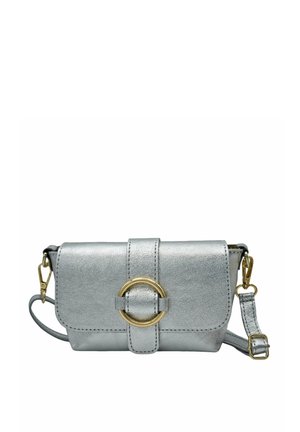 Petit sac bandoulière argenté avec une boucle circulaire dorée à l'avant et une sangle ajustable avec des fermoirs dorés.