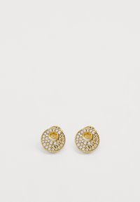 Orecchini circolari color oro con una superficie texturizzata e un bordo di strass trasparenti, con un dettaglio del logo centrale.