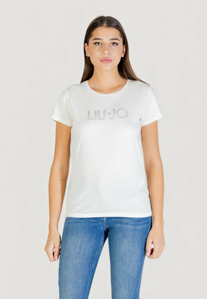 Biały t-shirt z krótkim rękawem wykonany z miękkiej bawełny, z błyszczącym napisem "LIU JO" na przodzie. Dobierany do niebieskich dżinsów.