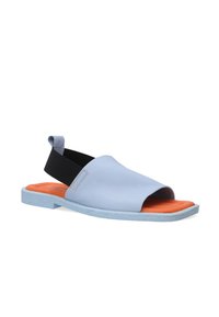 Lichtblauwe leren sandaal met een open teen ontwerp, oranje binnenzool en een zwarte elastieken band. Getextureerde blauwe buitenzool met een minimalistische vorm.