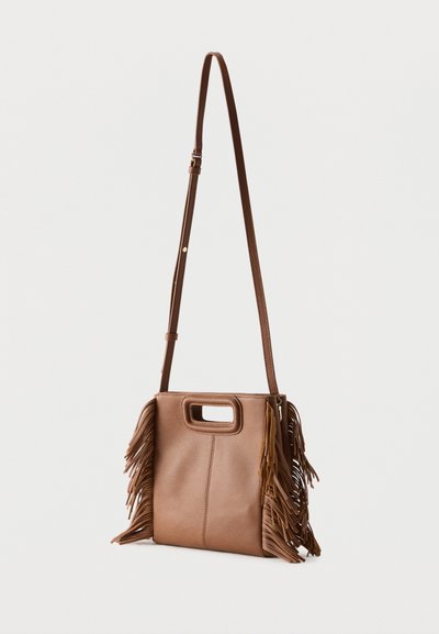 Καφέ δερμάτινη τσάντα ώμου με λαβή κομμένη και διακοσμητικά με κρόσσια και στις δύο πλευρές, ρυθμιζόμενο μακρύ λουρί.